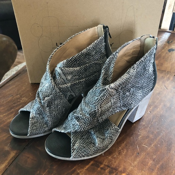 🆕 in Box Unity In Diversity Snakeskin Print Heels - Picture 3 of 8